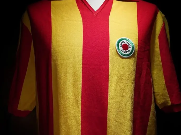El US Lecce luce una camiseta especial por su 117 aniversario