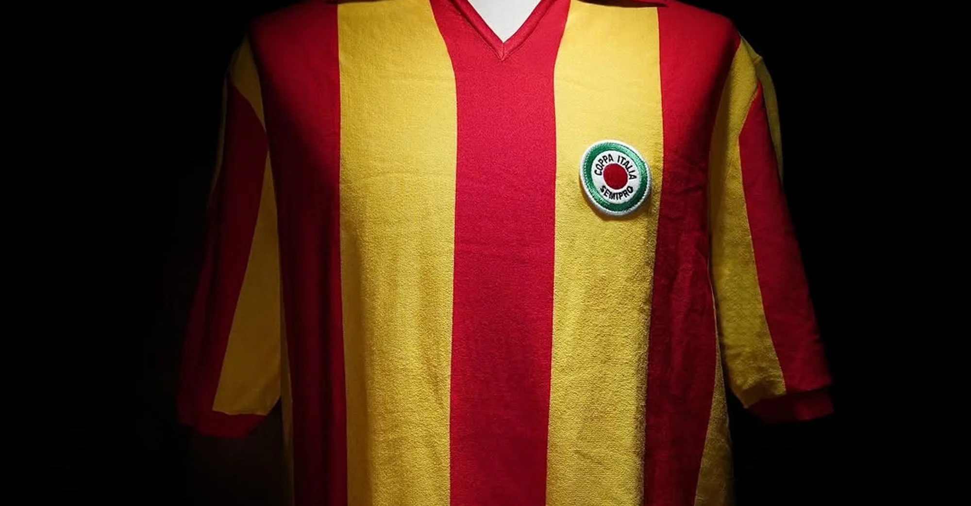 El US Lecce luce una camiseta especial por su 117 aniversario