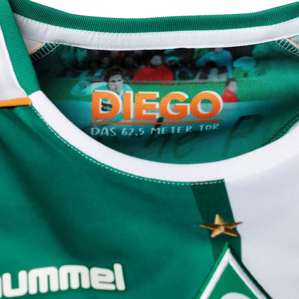 Werder Bremen rinde homenaje a Diego con una camiseta inspirada en la de 2006-2007