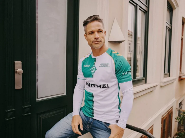 Werder Bremen rinde homenaje a Diego con una camiseta inspirada en la de 2006-2007