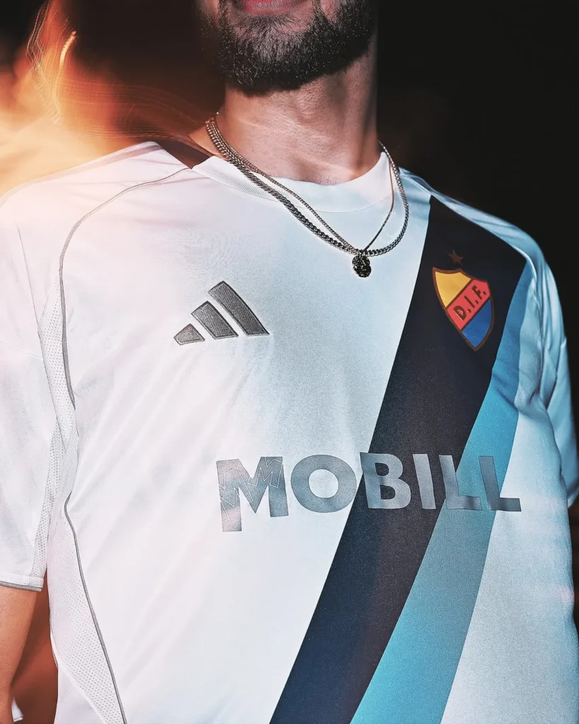 Así son las camisetas del Djurgårdens IF 2025-2026: blanca y azul marino con detalles plateados