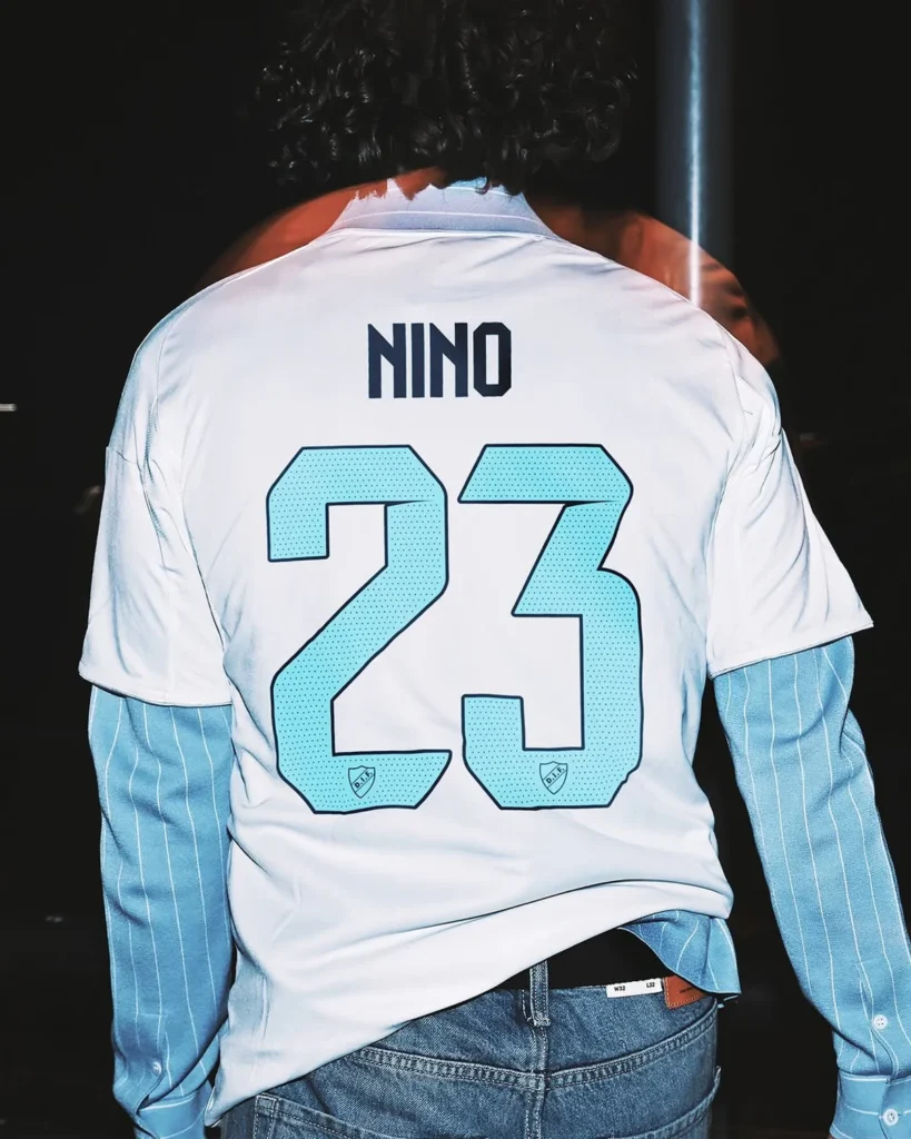 Así son las camisetas del Djurgårdens IF 2025-2026: blanca y azul marino con detalles plateados
