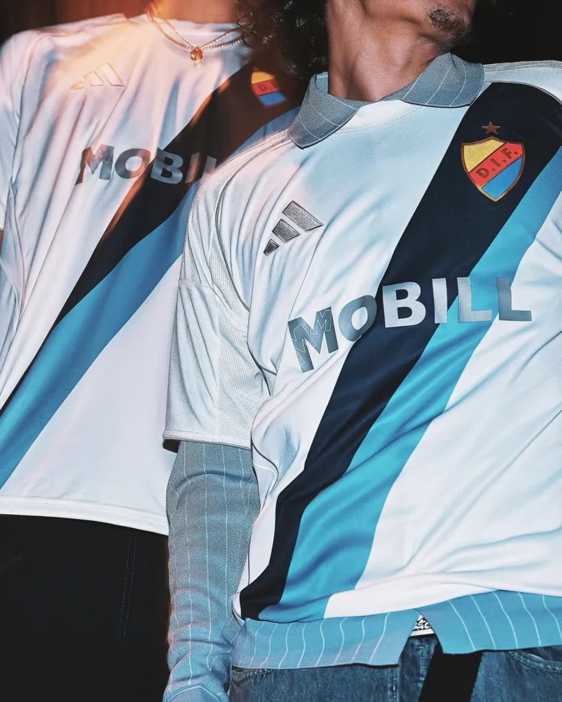 Así son las camisetas del Djurgårdens IF 2025-2026: blanca y azul marino con detalles plateados