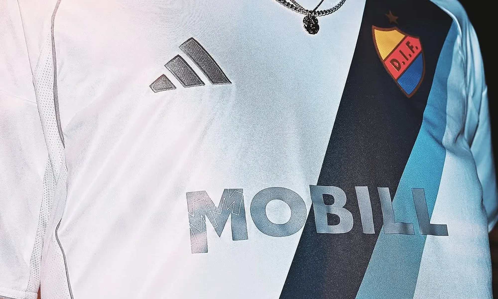 Así son las camisetas del Djurgårdens IF 2025-2026: blanca y azul marino con detalles plateados