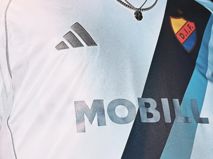 Así son las camisetas del Djurgårdens IF 2025-2026: blanca y azul marino con detalles plateados