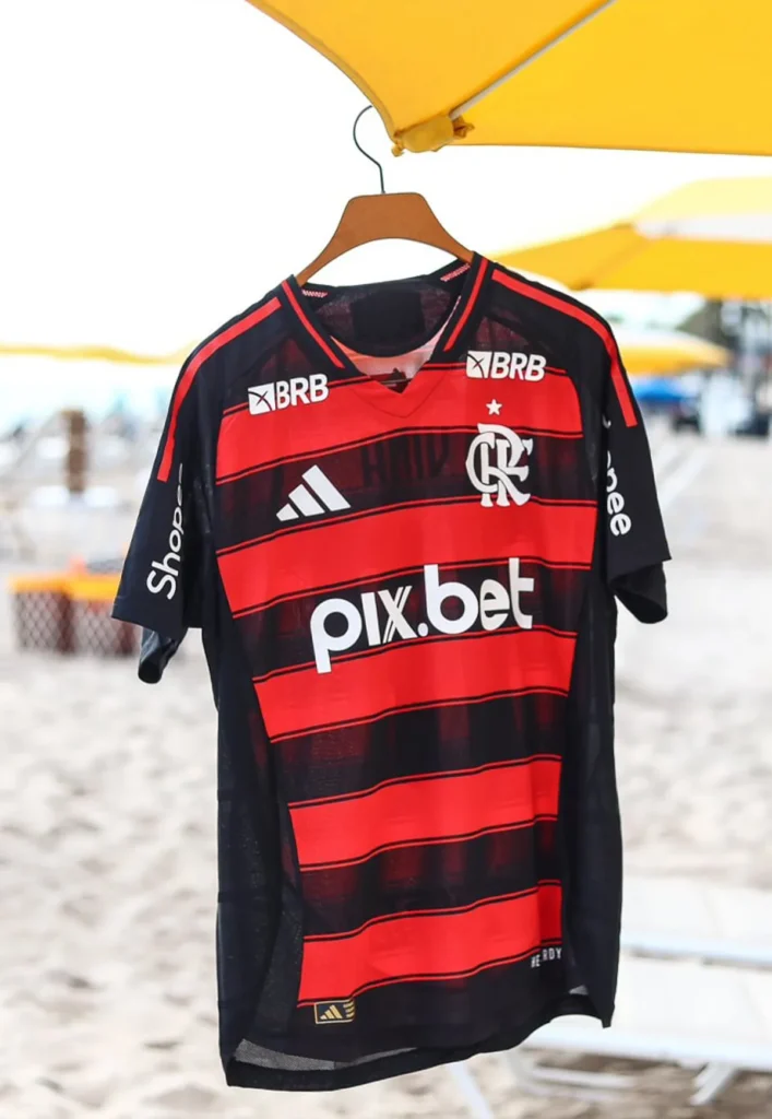 Así son las camisetas del Flamengo 2025-2026: negro y rojo con las alas del buitre