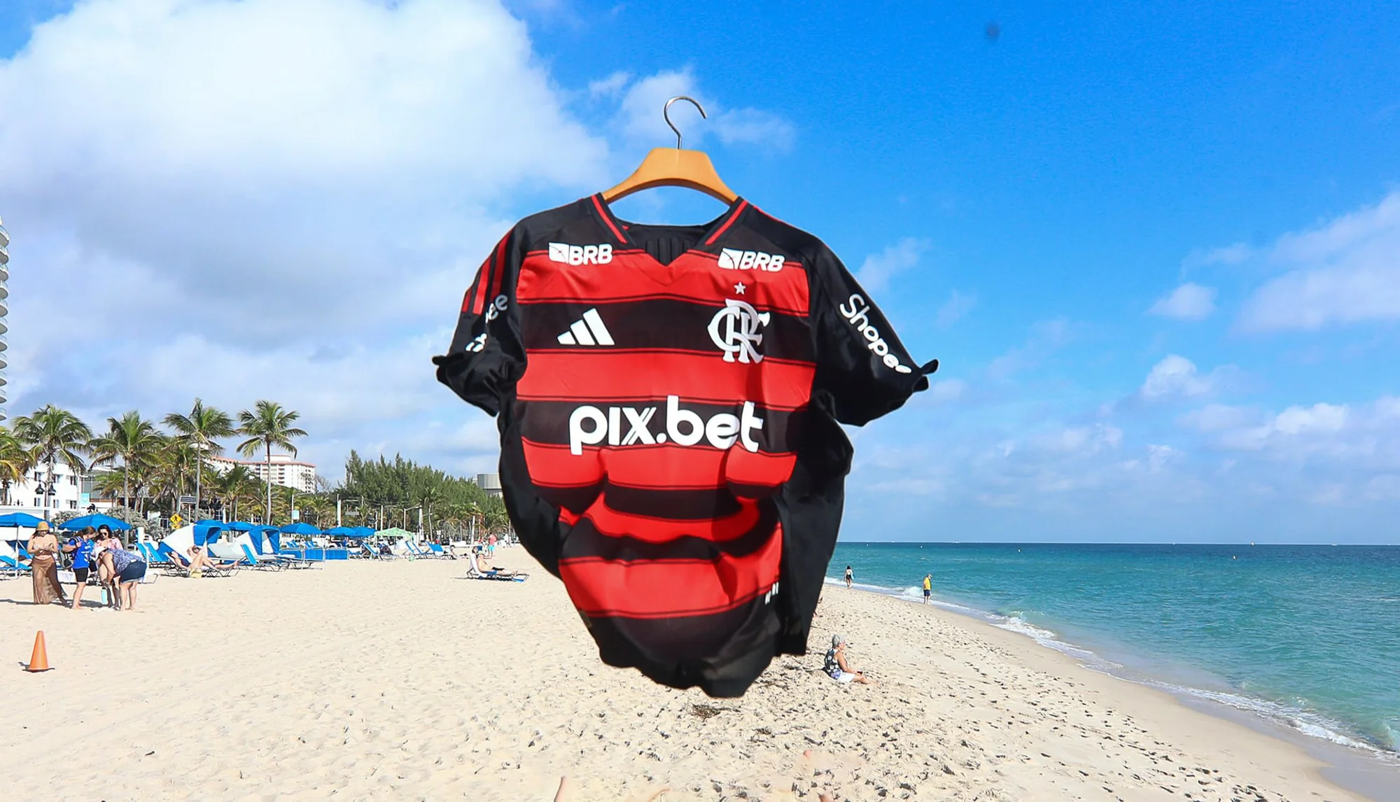 Así son las camisetas del Flamengo 2025-2026: negro y rojo con las alas del buitre