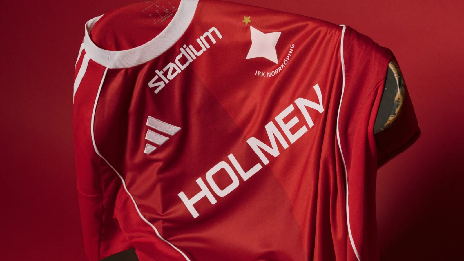 El IFK Norrköping rinde homenaje a Ove Kindvall con una segunda camiseta inspirada en el Feyenoord