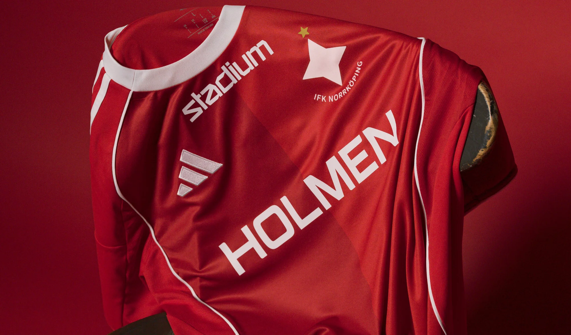 El IFK Norrköping rinde homenaje a Ove Kindvall con una segunda camiseta inspirada en el Feyenoord