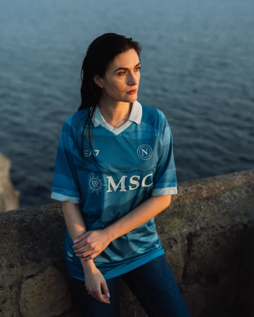 El Nápoles honra a su ciudad con la camiseta Partenope de EA7 por los 2.500 años de Neápolis