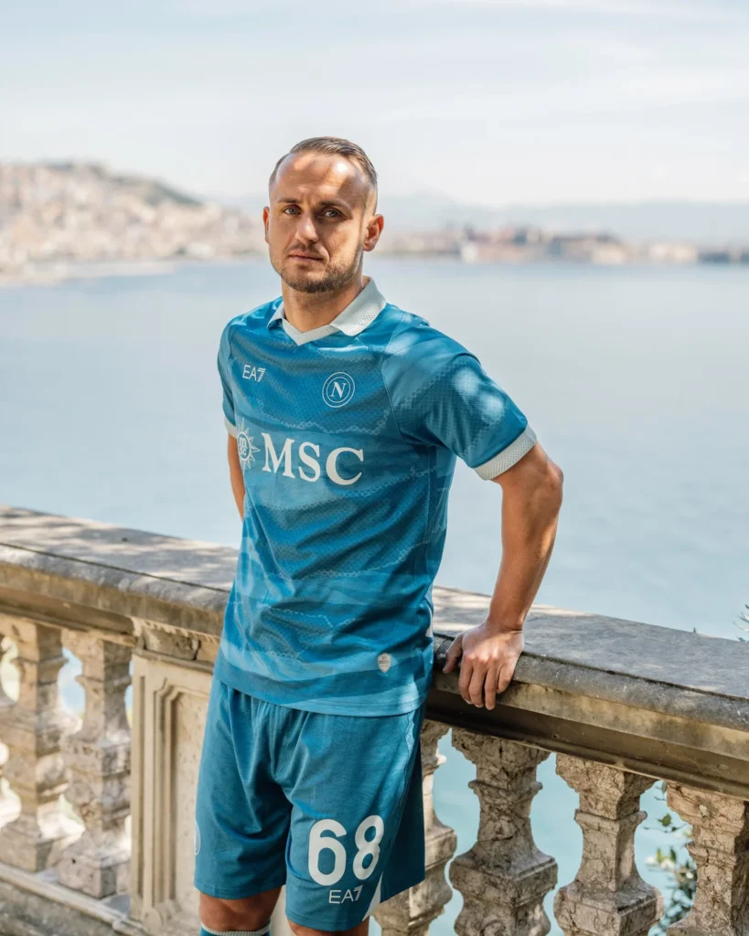 El Nápoles honra a su ciudad con la camiseta Partenope de EA7 por los 2.500 años de Neápolis