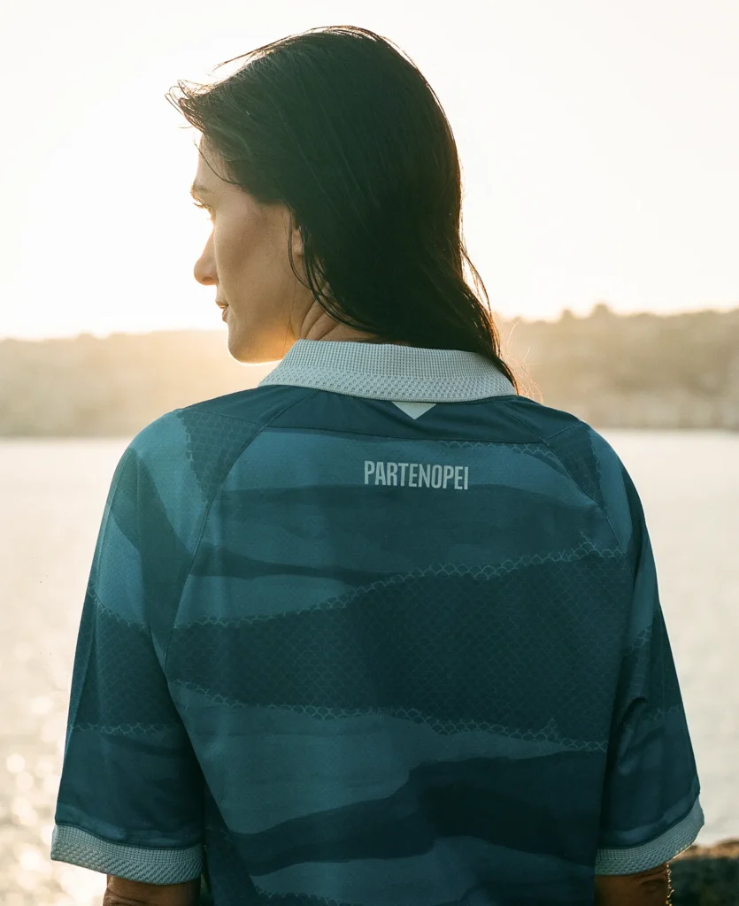El Nápoles honra a su ciudad con la camiseta Partenope de EA7 por los 2.500 años de Neápolis