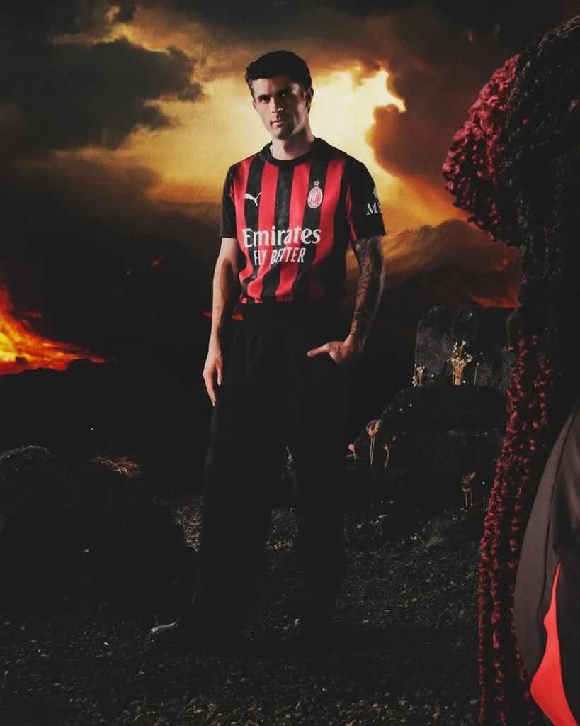 La camiseta local del AC Milan 2025-2026 trae el fuego del diablo