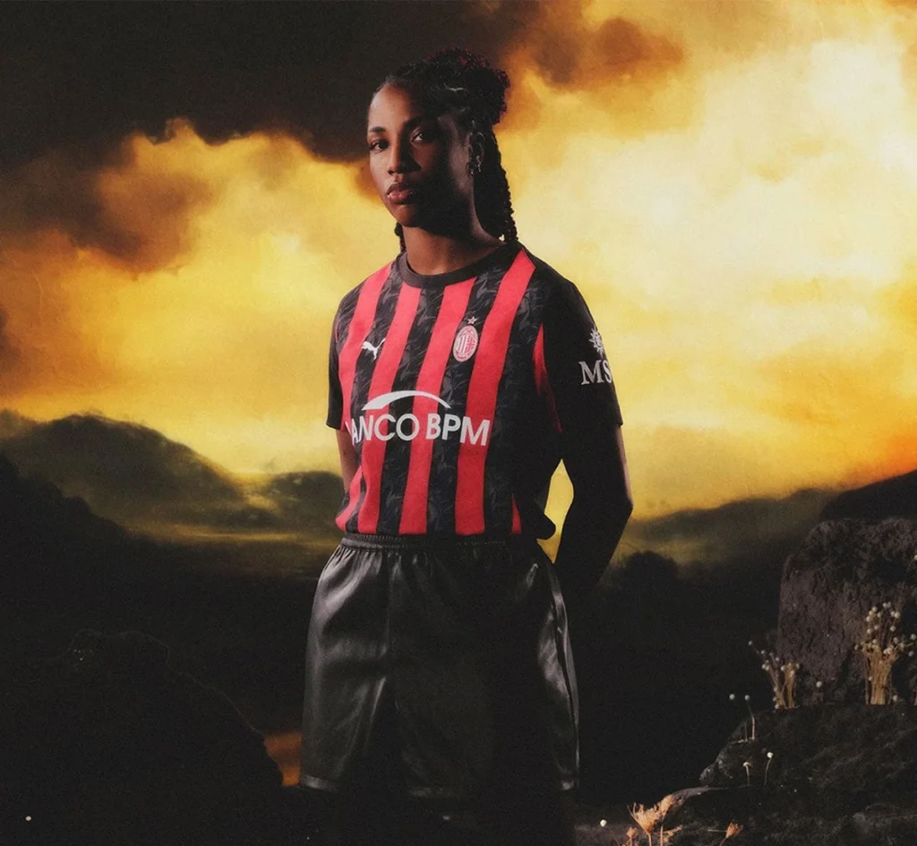 La camiseta local del AC Milan 2025-2026 trae el fuego del diablo