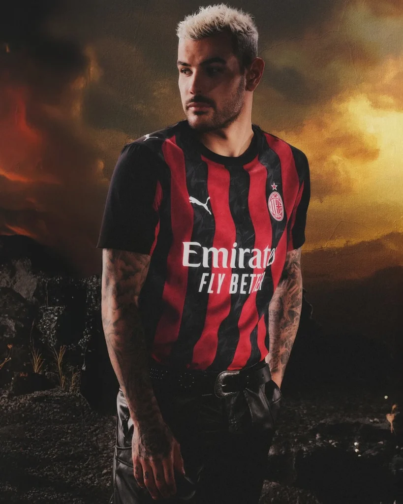 La camiseta local del AC Milan 2025-2026 trae el fuego del diablo