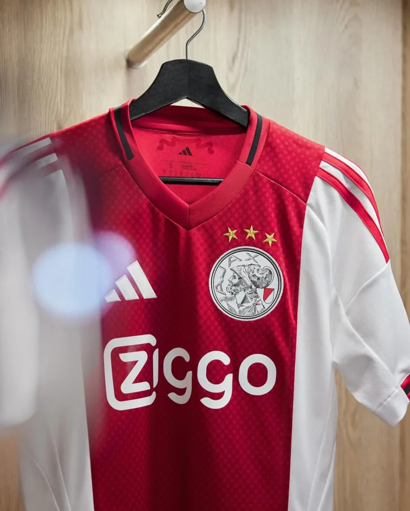 Camiseta titular del Ajax 2025-2026: vuelve el escudo clásico y un tributo a Ámsterdam