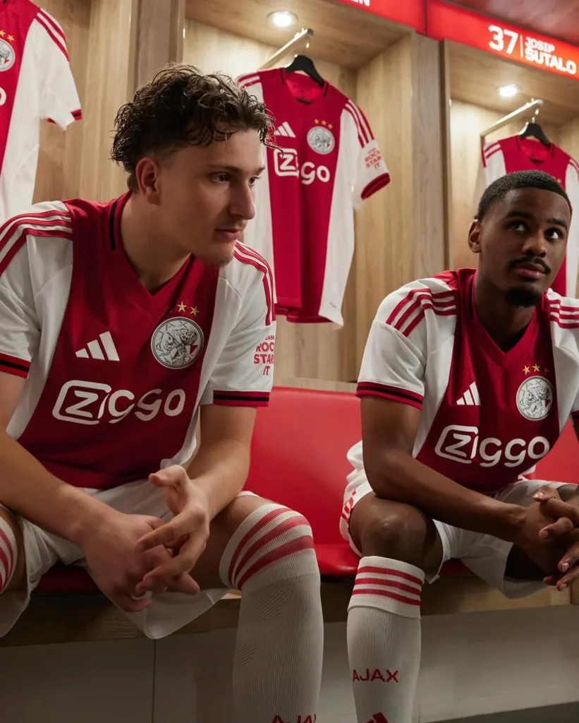 Camiseta titular del Ajax 2025-2026: vuelve el escudo clásico y un tributo a Ámsterdam