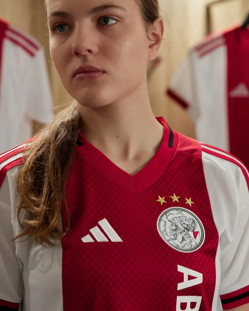 Camiseta titular del Ajax 2025-2026: vuelve el escudo clásico y un tributo a Ámsterdam