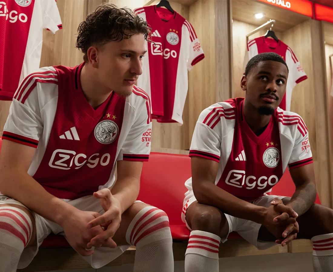Camiseta titular del Ajax 2025-2026: vuelve el escudo clásico y un tributo a Ámsterdam