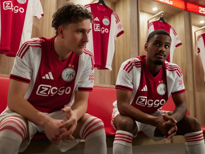 Camiseta titular del Ajax 2025-2026: vuelve el escudo clásico y un tributo a Ámsterdam