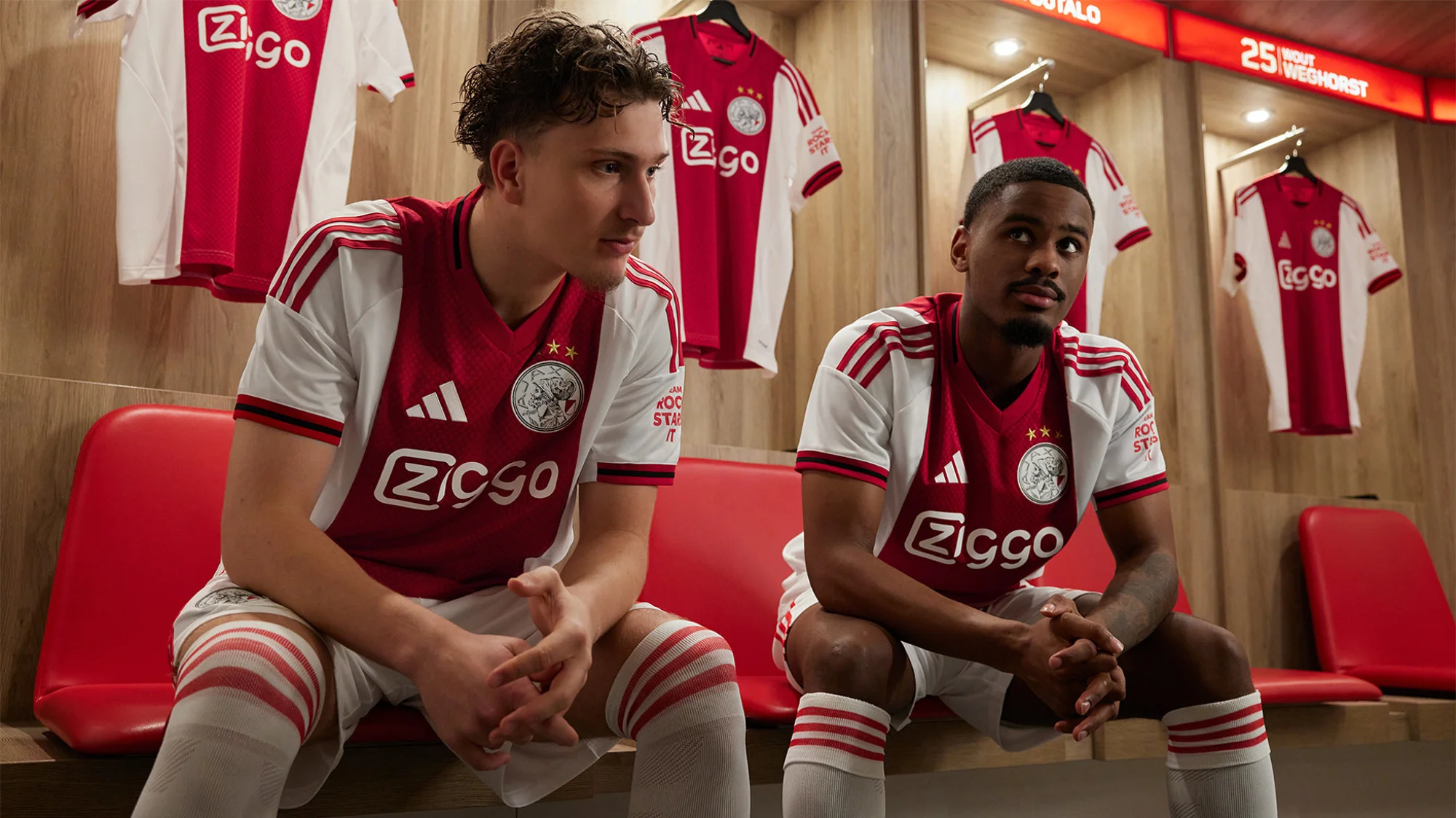 Camiseta titular del Ajax 2025-2026: vuelve el escudo clásico y un tributo a Ámsterdam