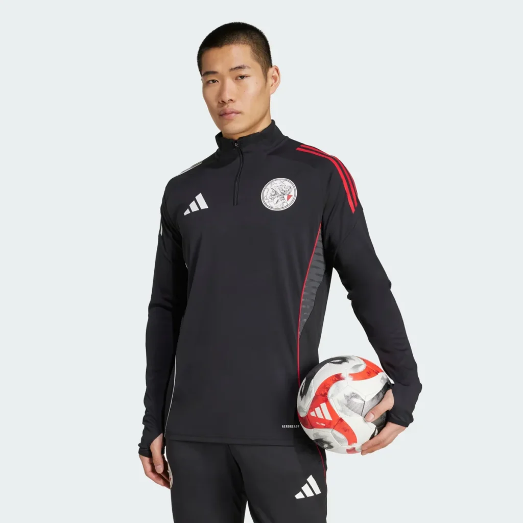 Así es el chándal de entrenamiento del Ajax 2025-2026: negro con los colores de Ámsterdam
