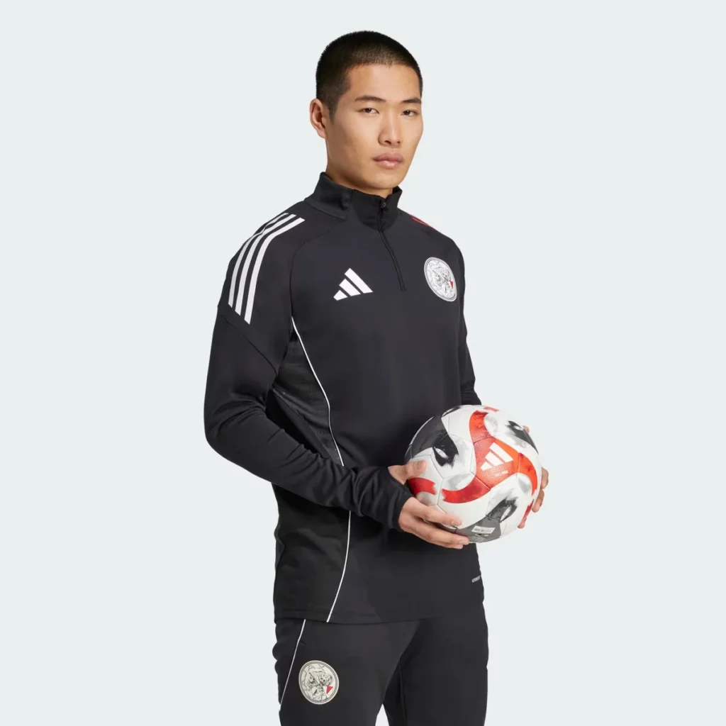 Así es el chándal de entrenamiento del Ajax 2025-2026: negro con los colores de Ámsterdam