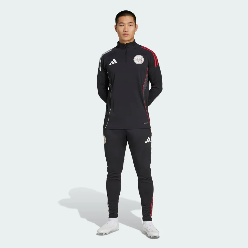Así es el chándal de entrenamiento del Ajax 2025-2026: negro con los colores de Ámsterdam