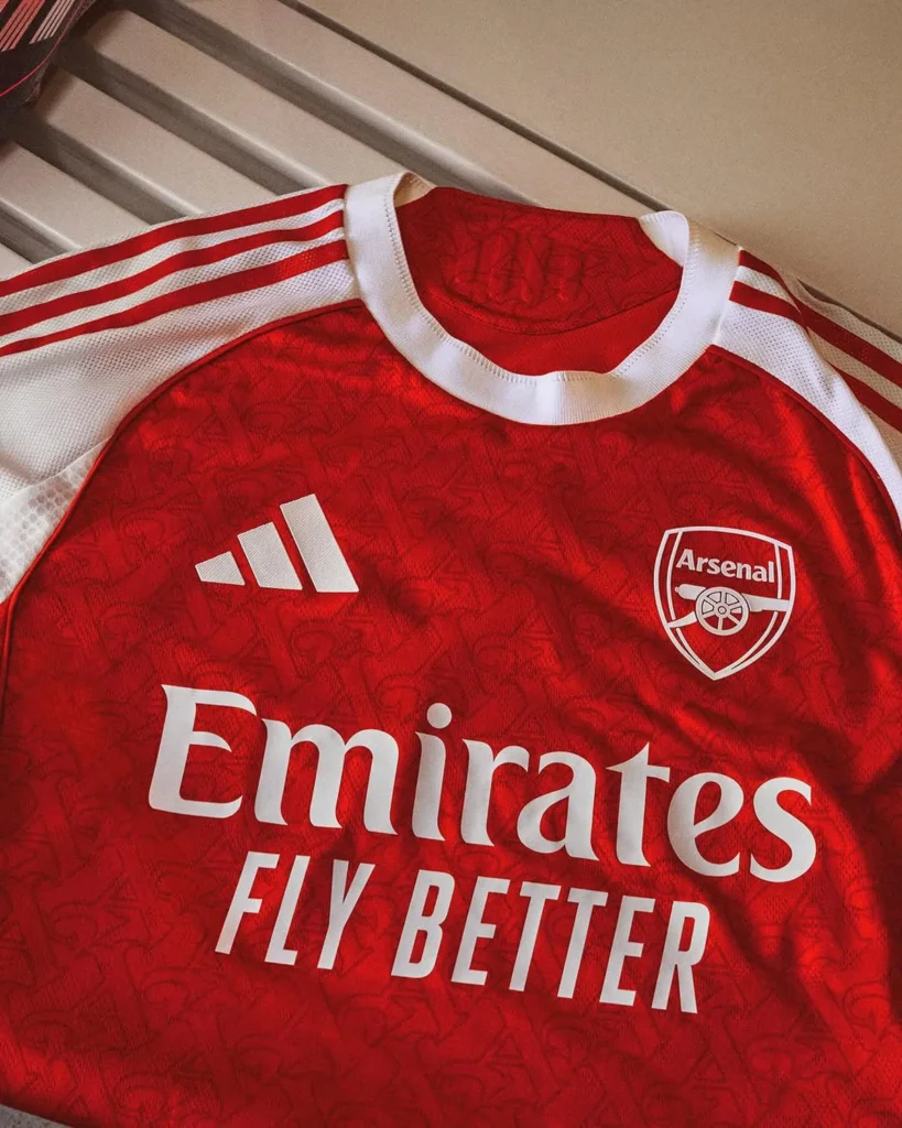 La camiseta local del Arsenal 2025-2026 apuesta por la letra gótica