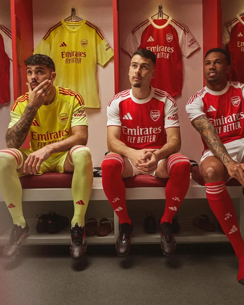 La camiseta local del Arsenal 2025-2026 apuesta por la letra gótica