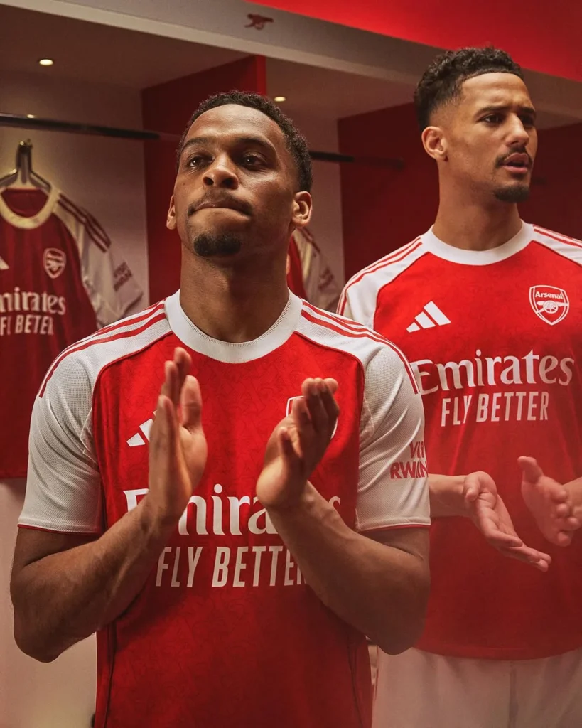 La camiseta local del Arsenal 2025-2026 apuesta por la letra gótica