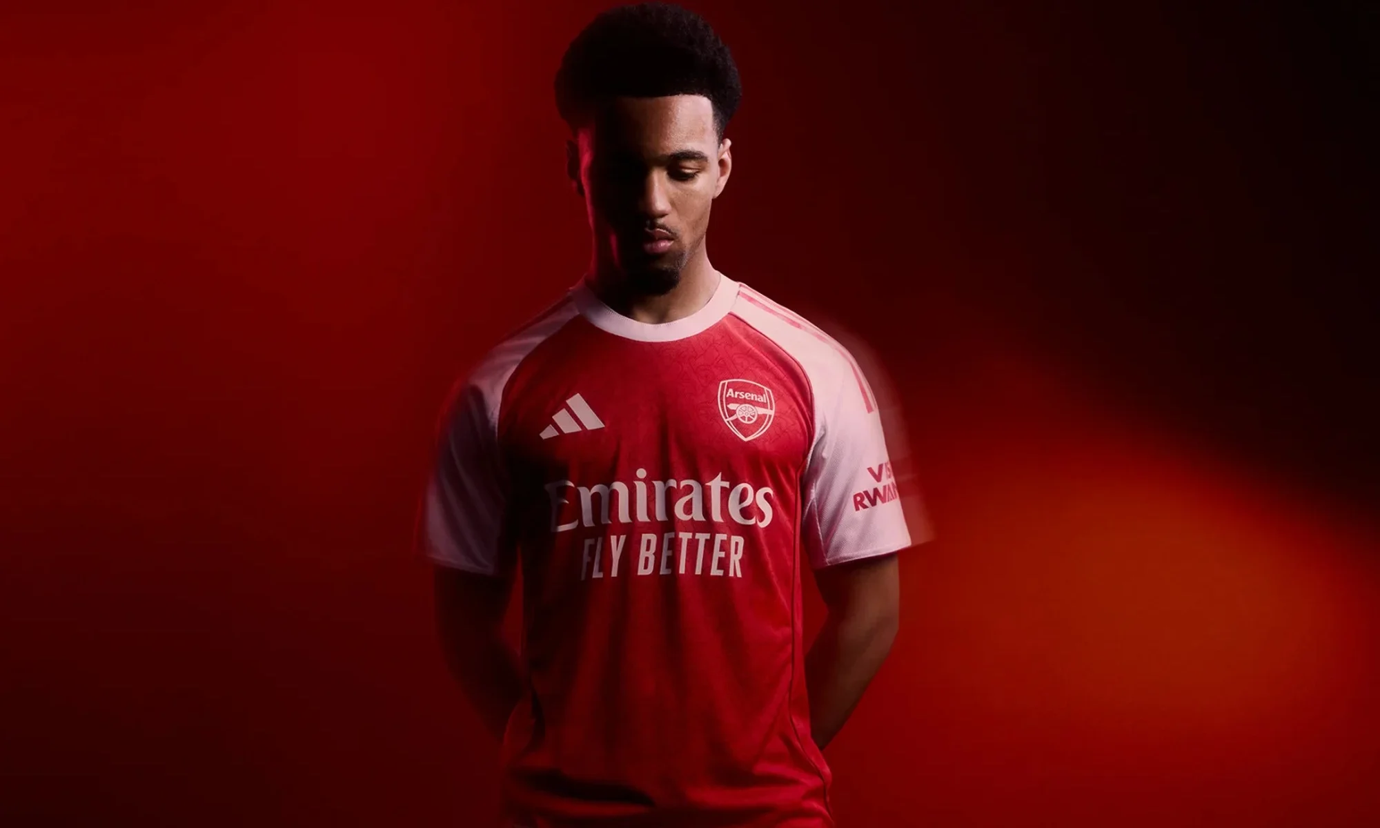 La camiseta local del Arsenal 2025-2026 apuesta por la letra gótica