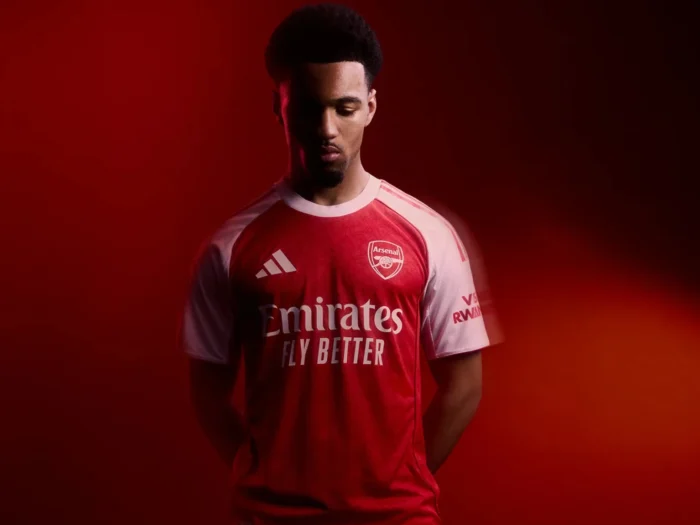 La camiseta local del Arsenal 2025-2026 apuesta por la letra gótica