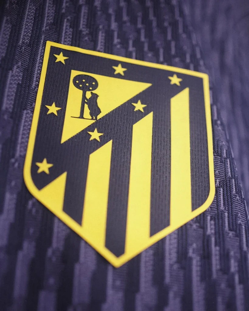 La camiseta visitante del Atlético de Madrid 2025-2026 se inspira en un tema de AC/DC