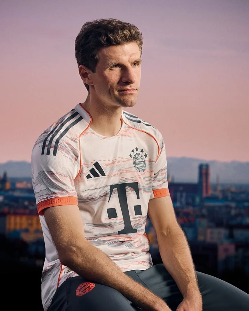 La camiseta visitante del Bayern de Múnich 2025-2026 rinde tributo al Allianz Arena