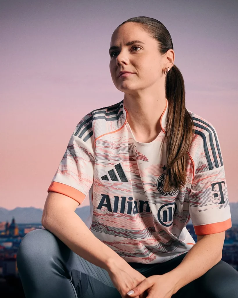 La camiseta visitante del Bayern de Múnich 2025-2026 rinde tributo al Allianz Arena