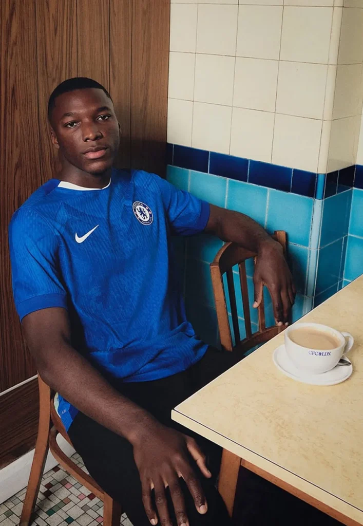 La camiseta local del Chelsea 2025-2026 rinde homenaje a la creatividad de Londres