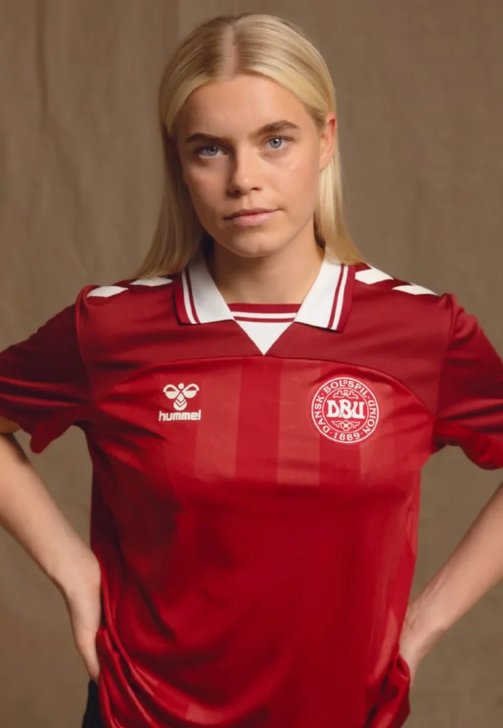Así son las camisetas de Dinamarca femenino para la Eurocopa 2025