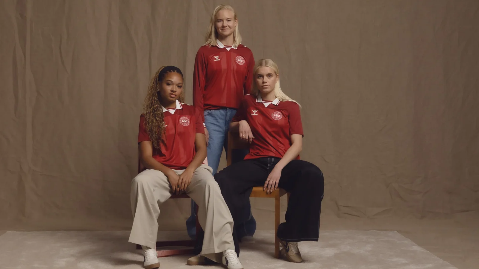 Así son las camisetas de Dinamarca femenino para la Eurocopa 2025