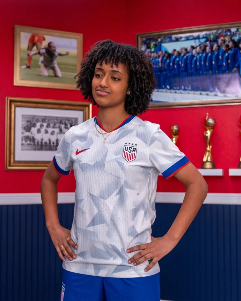 Las camisetas de Estados Unidos femenino 2025-2026 celebran 40 años de fútbol femenino