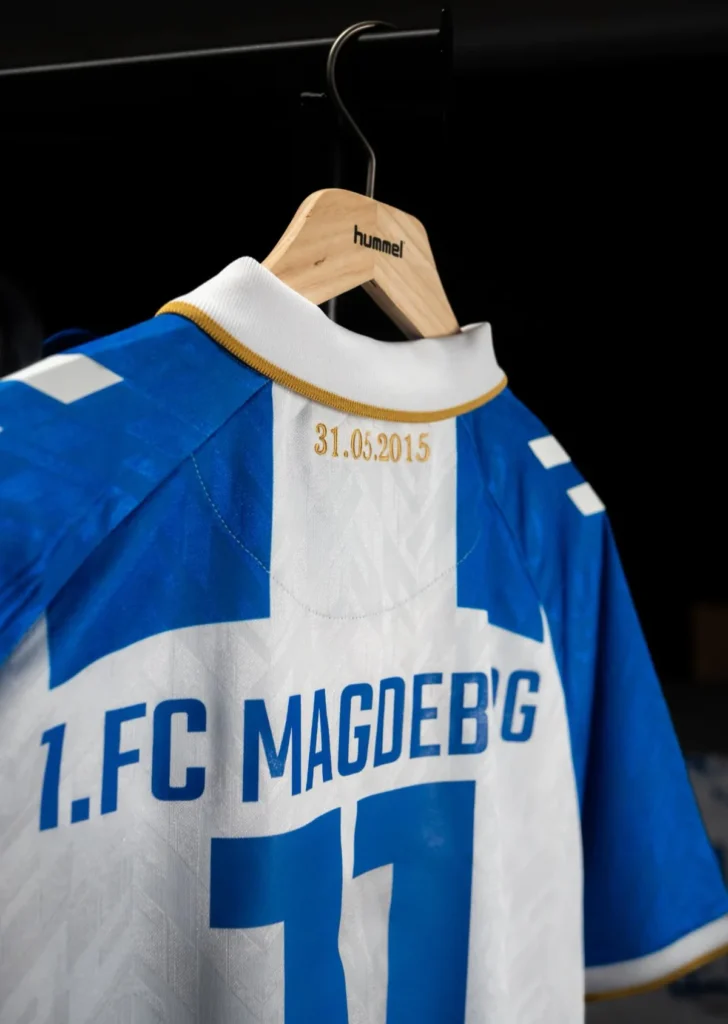 FC Magdeburg y Hummel lanzan una camiseta de edición especial por los diez años del ascenso a la 3. Liga