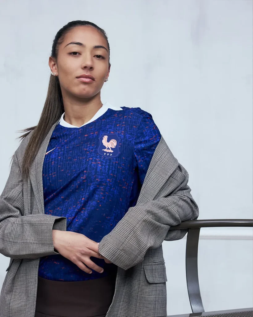 Camisetas de Francia femenino para la Eurocopa 2025: elegancia francesa con tweed y cuello Claudine