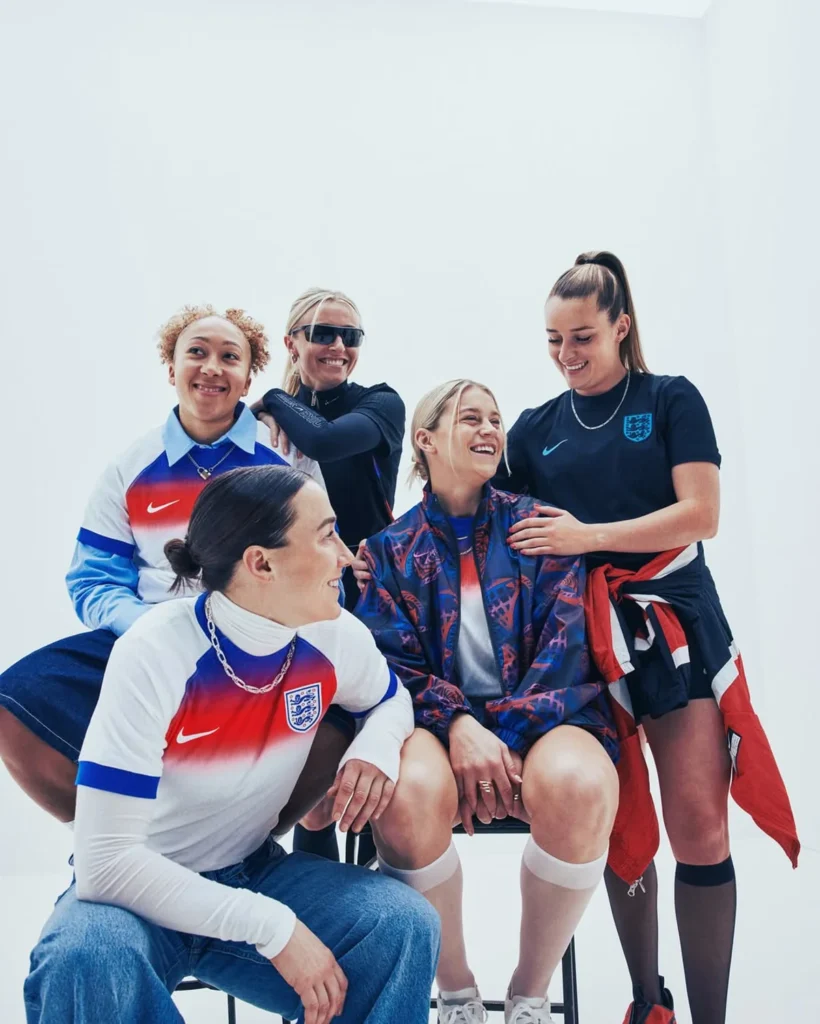 Las camisetas de Inglaterra femenino para la Eurocopa 2025 rinden tributo a las Lionesses