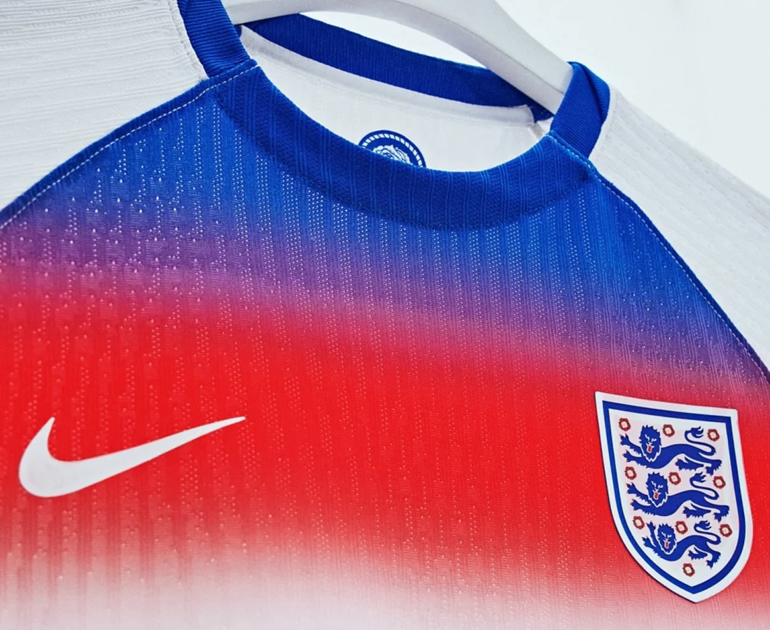 Las camisetas de Inglaterra femenino para la Eurocopa 2025 rinden tributo a las Lionesses