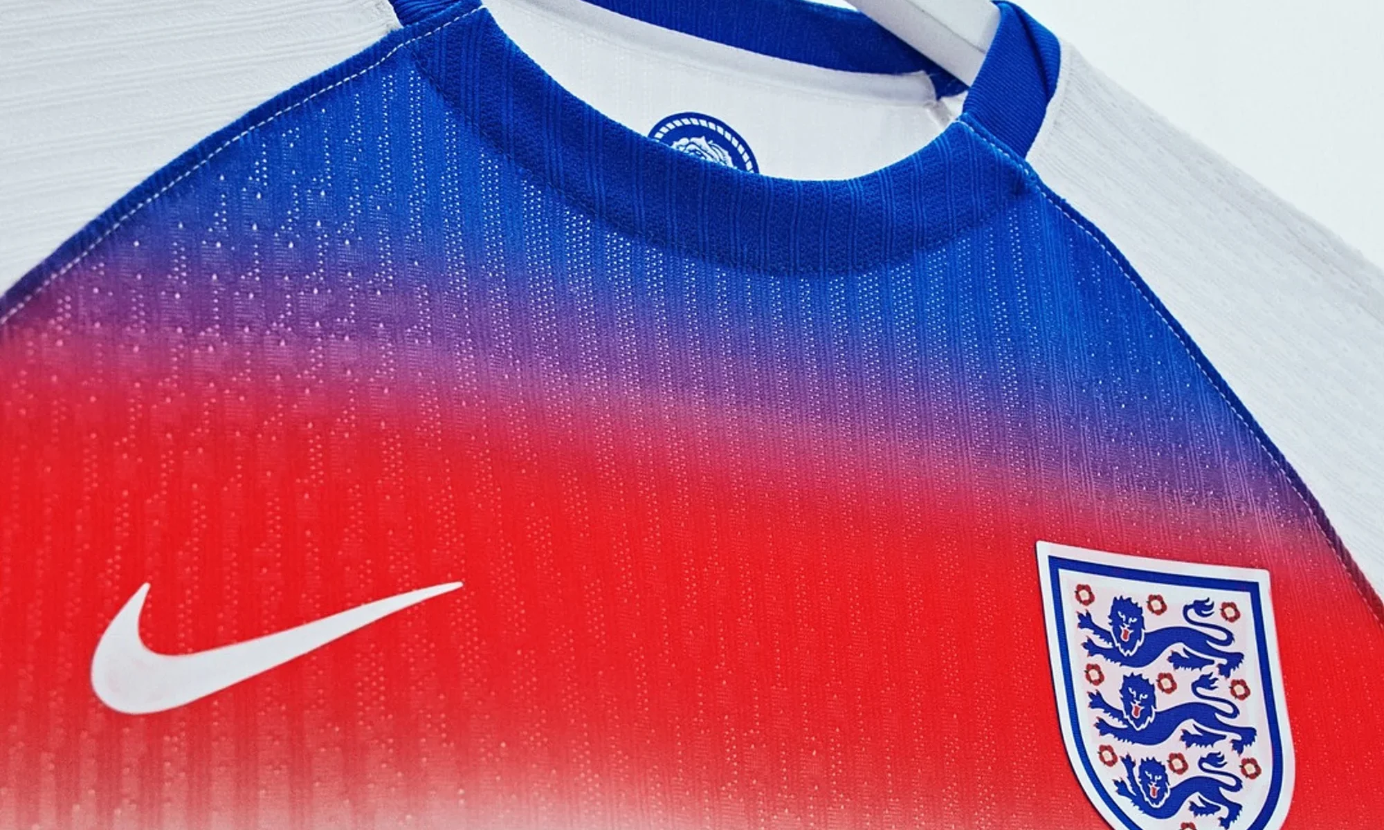 Las camisetas de Inglaterra femenino para la Eurocopa 2025 rinden tributo a las Lionesses