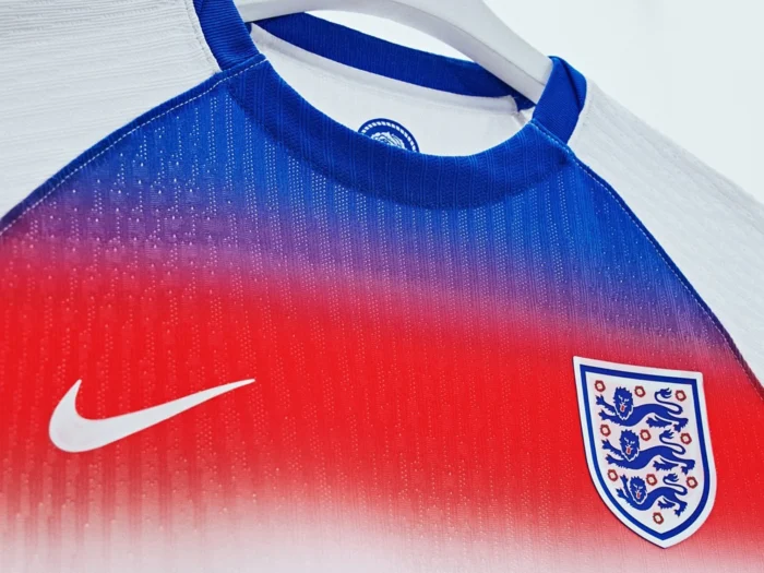 Las camisetas de Inglaterra femenino para la Eurocopa 2025 rinden tributo a las Lionesses