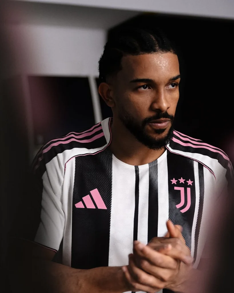 La camiseta local de la Juventus 2025-2026 estrena nuevas rayas y detalles rosas