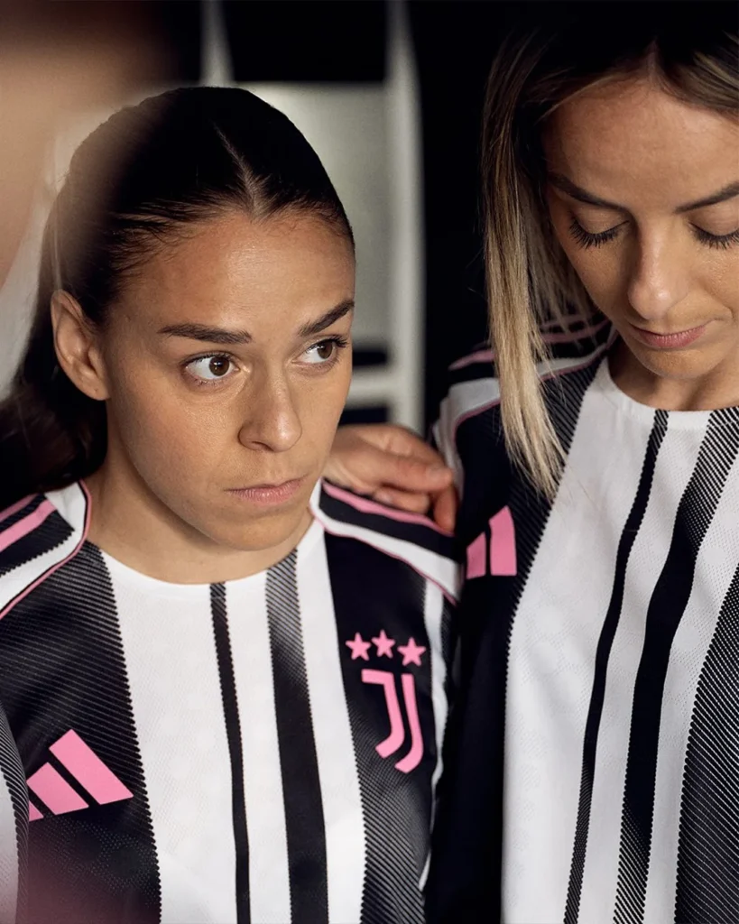 La camiseta local de la Juventus 2025-2026 estrena nuevas rayas y detalles rosas