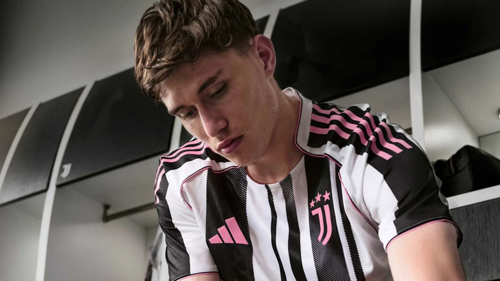 La camiseta local de la Juventus 2025-2026 estrena nuevas rayas y detalles rosas