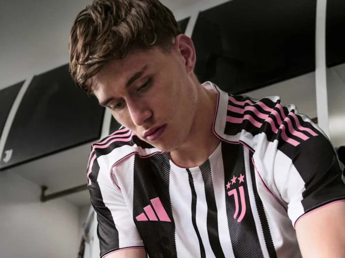 La camiseta local de la Juventus 2025-2026 estrena nuevas rayas y detalles rosas